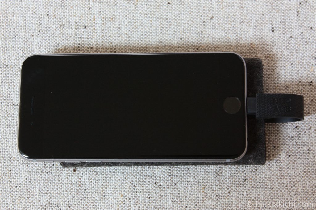 iPhone充電用のLightningケーブルが一体化した薄型のモバイルバッテリーNuAns TAGPLATE